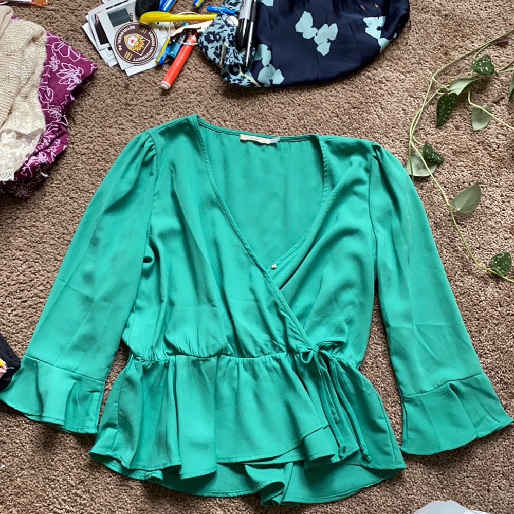 Green v neck crossover blouse with snap button on chest M francescas